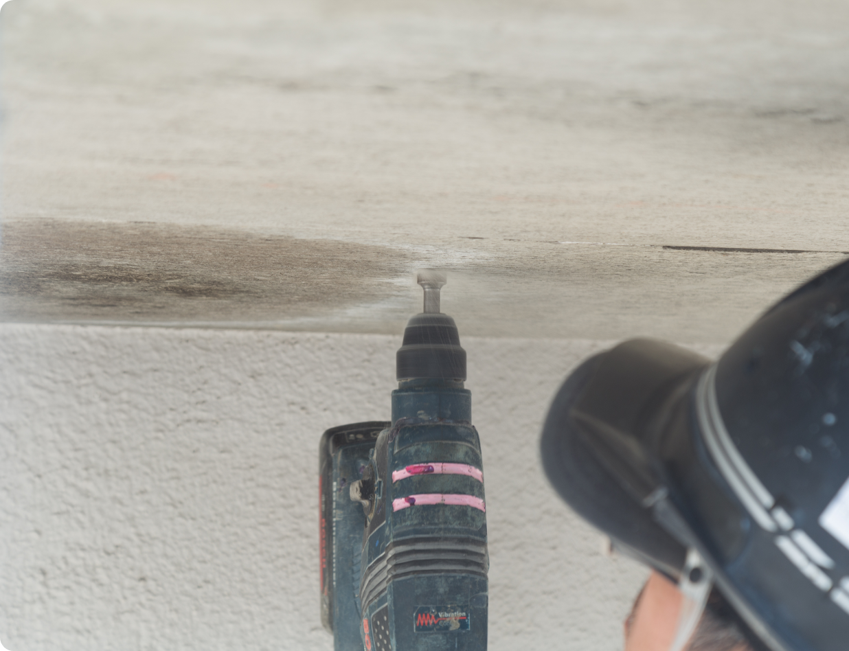 電動ドリルを使用している画像